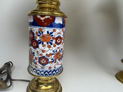 JAPON, IMARI, XXe.
Deux lampes pouvant former...
