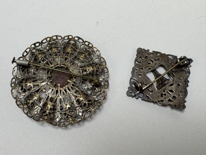 Deux broches fantaisie en métal ajouré, l'une...
