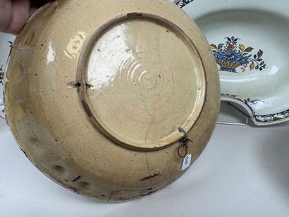 Lot en faïence polychrome comprenant :
-...