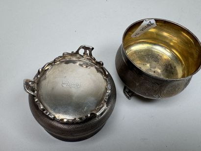 Paire de salerons tripode en argent et vermeil...