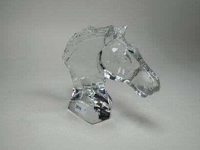 BACCARAT.
Molded crystal paperweight decorated...