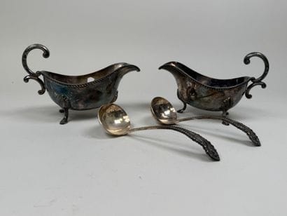 Paire de saucières tripodes en métal argenté,...