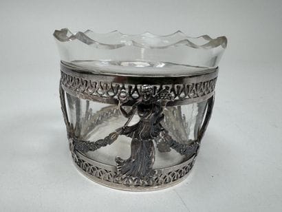 Encrier en verre moulé, la monture en argent...