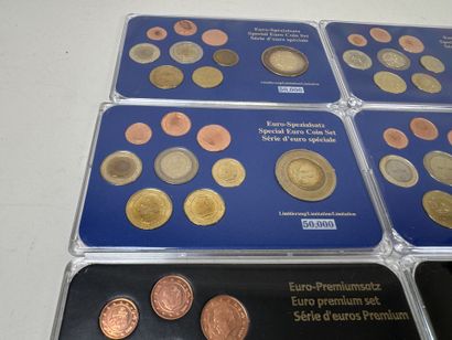 12 coffrets numismatique de pièces en Euro...