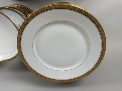 LIMOGES, 20th century.
A substantial dinner...