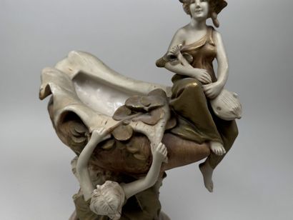 ROYAL DUX BOHEMIA.
Grande coupe en porcelaine...