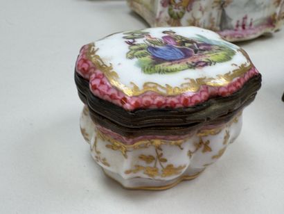 Trois petites boites piluliers en porcelaine...