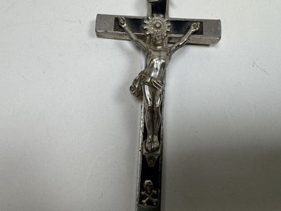 Crucifix pendentif en métal et bois noirci.
Fin...