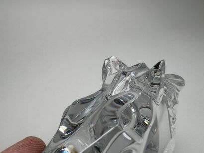 BACCARAT.
Molded crystal paperweight decorated...