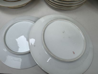 Deux parties de service en porcelaine blanche...