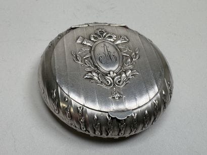 Petite boite poudrier en argent à décor d'un...
