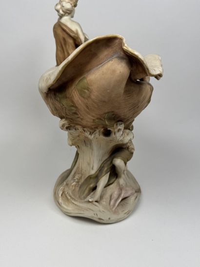 ROYAL DUX BOHEMIA.
Grande coupe en porcelaine...