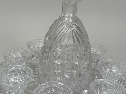 Partie de service à liqueur en verre moulé...