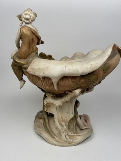 ROYAL DUX BOHEMIA.
Grande coupe en porcelaine...