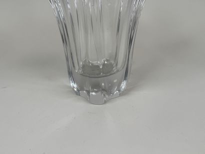 DAUM France.
Vase en cristal moulé.
Estampillé.
H....