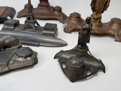 A collection of 11 desk inkwells with pen...