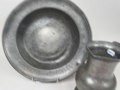 Grande plat creux et pichet en étain.
D....
