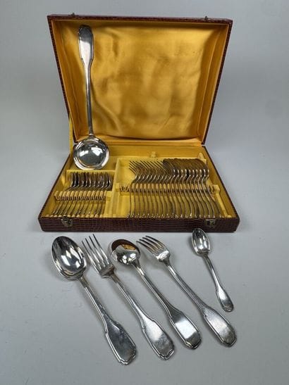 Partie de ménagère en métal argenté, modèle...
