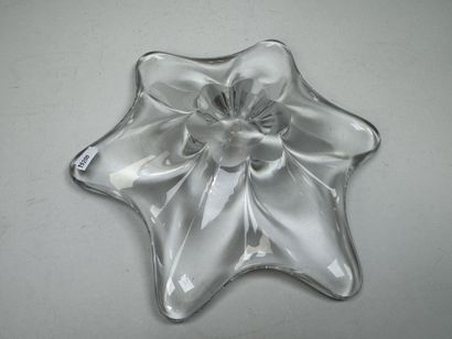 BACCARAT.
Coupe en forme d'étoile en cristal.
Estampillée.
6...