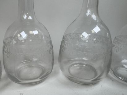 4 carafes en verre pouvant former 2 paires...