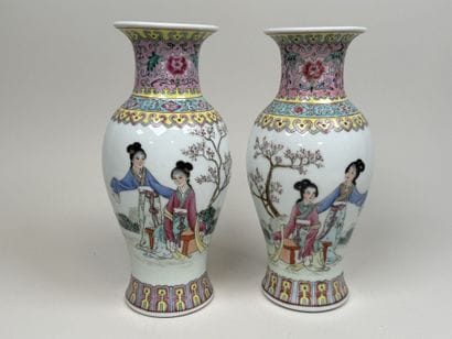 CHINA, 20th century.
Pair of baluster vases...