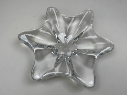 BACCARAT.
Coupe en forme d'étoile en cristal.
Estampillée.
6...