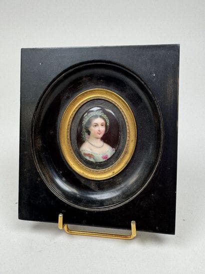 École, fin XIXe.
Buste de femme.
Miniature...