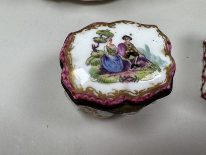 Trois petites boites piluliers en porcelaine...
