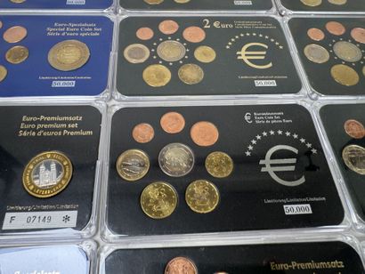 12 coffrets numismatique de pièces en Euro...
