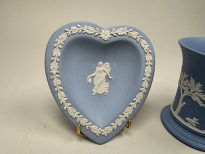 WEDGWOOD.
3 pièces de forme en porcelaine...
