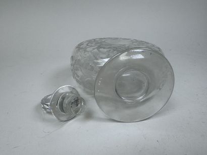 BACCARAT.
Carafon en cristal à décor gravé...