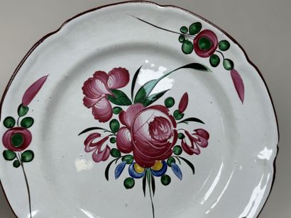 Deux assiettes en faïence polychrome à décor...