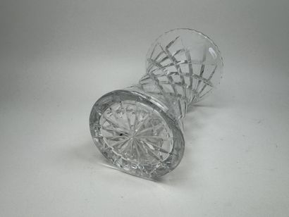 Vase en verre taillé à décor de motifs géométriques.
H....