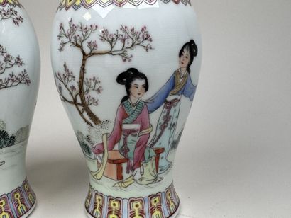 CHINA, 20th century.
Pair of baluster vases...