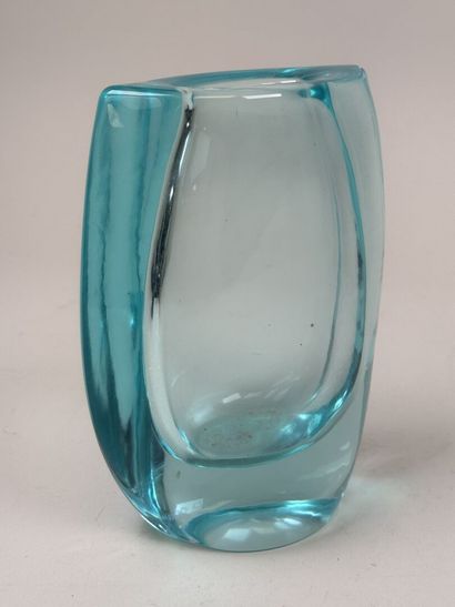 DAUM.
Vase en cristal teinté bleu.
Estampillé.
H....