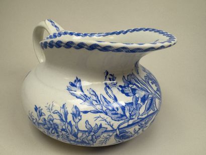GIEN.
Lot en faïence polychrome comprenant...