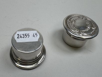 Deux petites boites piluliers en argent à...