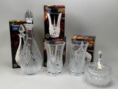 CRISTAL D'ARQUES.
Set of 4 cut crystal pieces,...