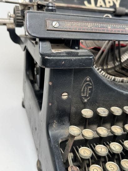JAPY
Black lacquered cast-iron typewriter.
26...