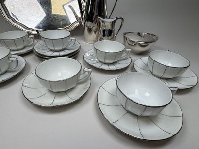 Lot comprenant :
- 3 pièces de service à...