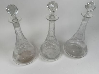 Série de 3 carafes en cristal à décor de...