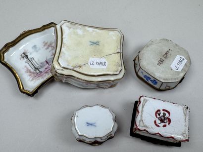 Trois petites boites piluliers en porcelaine...
