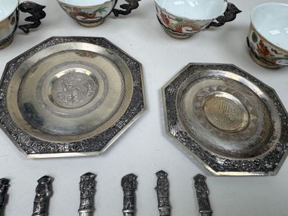 INDONESIE, XXe.
Lot en porcelaine polychrome...