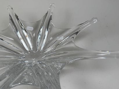 BACCARAT.
Grande coupe de forme libre pouvant...