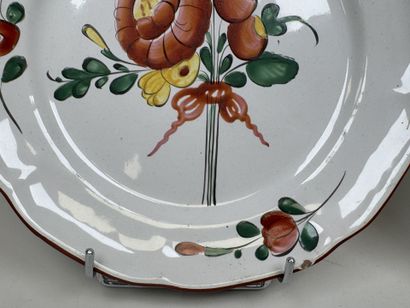 Deux assiettes en faïence polychrome à décor...