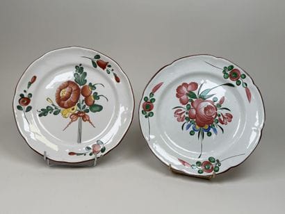 Deux assiettes en faïence polychrome à décor...