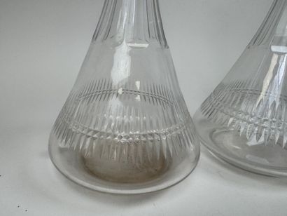 Série de 3 carafes en cristal à décor de...