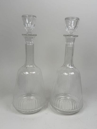 Paire de carafes en verre à décor strié.
H....
