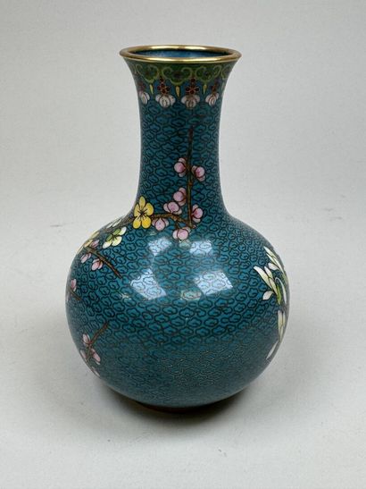 ASIE, XXe.
Vase balustre en émail cloisonné...