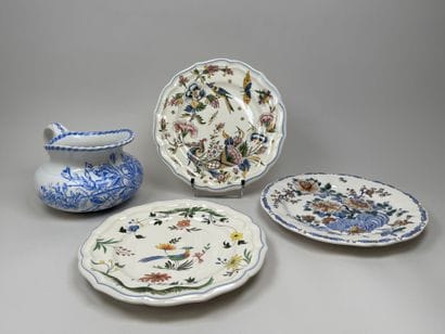 GIEN.
Lot en faïence polychrome comprenant...